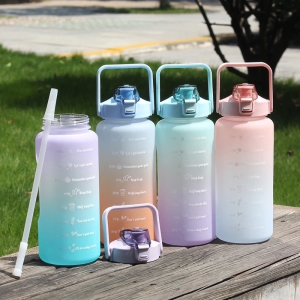 Ống hút silicone gắn vào bình nước dung tích lớn thật chắc nhưng lại để lại vết ướt mỗi khi lắc.