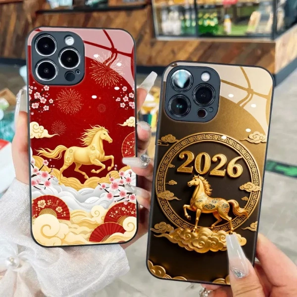 Ốp lưng iPhone họa Tết Bính Ngọ 2026 bảo vệ điện thoại, nhưng độ dày khiến cảm ứng trở nên khó chịu