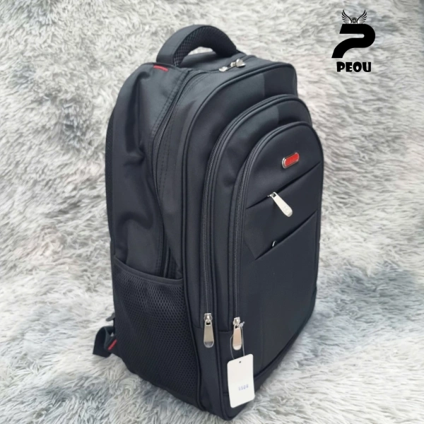 Phát hiện ngăn dành cho cáp sạc thường bị quên, khiến balo laptop trở thành cơn ác mộng mỗi ngày