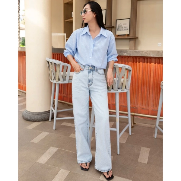 Phối đồ với quần jean nữ dáng rộng lưng cao màu xanh sáng: khi màu sắc nổi bật lại làm việc chọn giày trở nên khó khăn