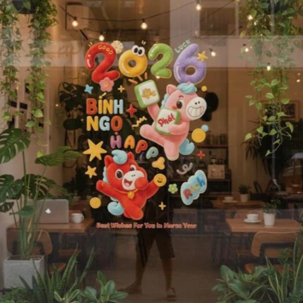 Sau khi dán decal kính trang trí Tết, nhiều quán cafe nhận ra ánh sáng giảm mạnh và việc lau chùi trở nên phức tạp