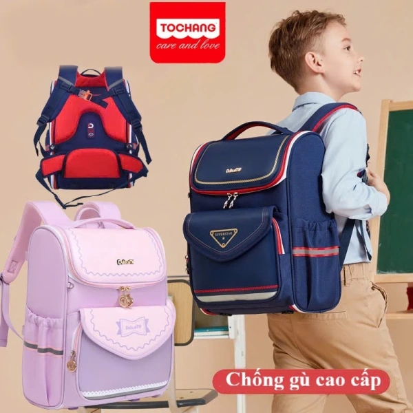 Sau một năm dùng ba lô nhẹ chịu nước, phụ huynh vẫn lo lắng về tư thế lưng của con.