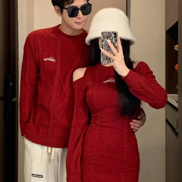 Set đồ đôi đỏ dịp lễ: áo len nam và váy nũ rực rỡ nhưng lại gây cảm giác nóng bức khi thời tiết lên cao