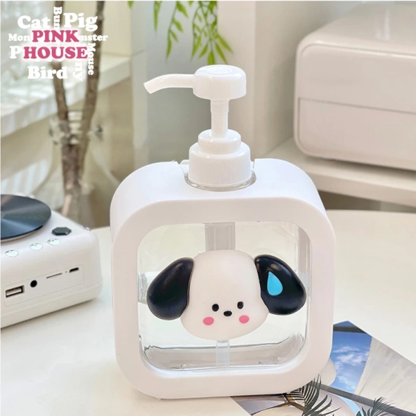Sticker cún dễ thương trên chai đựng dầu gội và nước rửa tay trong suốt khiến tính tiện dụng bất ngờ bị suy xét lại