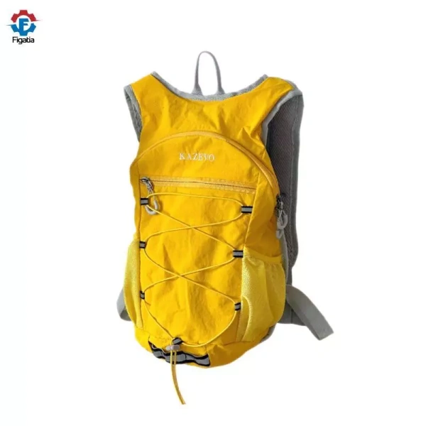 Sự bất ngờ khi ba lô chống nước gập gọn vẫn giữ kín đồ trong cơn mưa bão