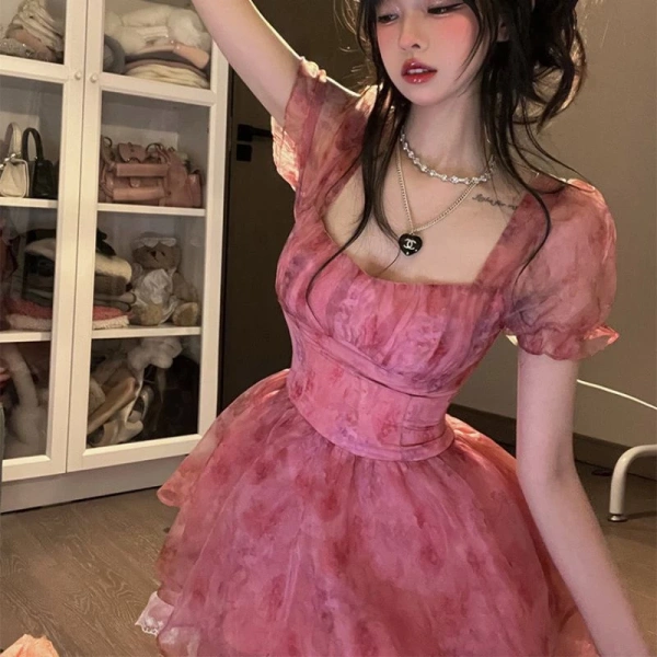 Sự bất ngờ khi chiếc đầm xòe voan nhẹ nhàng lại khiến việc ngồi ghế cao trở nên khó khăn