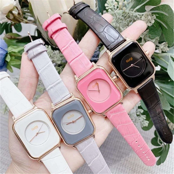 Sự bất ngờ khi một chiếc đồng hồ dây da thời trang nữ lại làm mất cảm giác tự tin trong buổi họp
