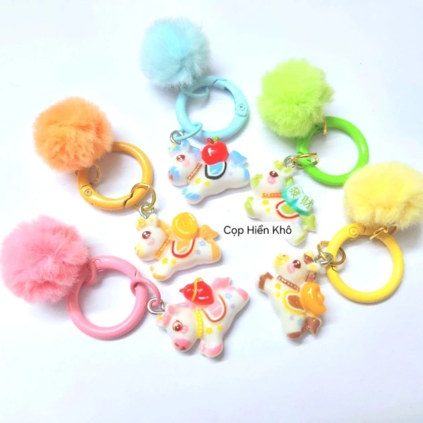 Sự bất ngờ khi một chiếc móc khóa charm trong bộ túi mũ móc Tết thay đổi cảm giác trọn vẹn của món quà