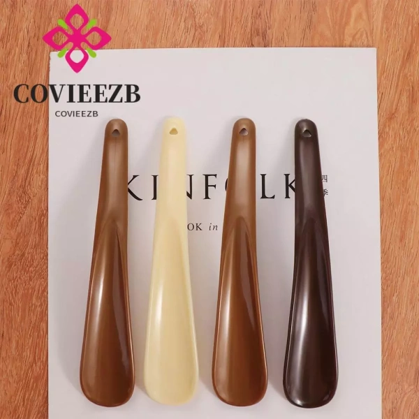 Sự bất ngờ khi nhận ra dụng cụ nâng giày nhựa nhẹ có thể giảm mệt mỏi cổ tay trong những chuyến du lịch dài