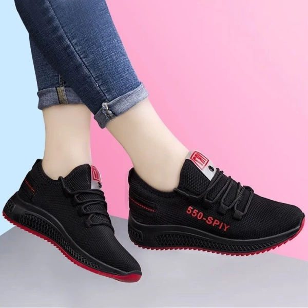 Sự bất ngờ khi phát hiện điểm yếu ẩn của giày sneaker buộc dây nữ sau nửa năm dùng