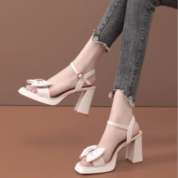Sự bất ngờ khi sandal cao gót đế dúp duyên dáng lại khiến chân cảm thấy nặng nề sau một ngày dài