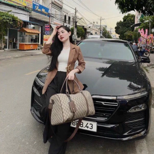 Sự cân bằng giữa thời trang và tiện nghi khi dùng túi xách du lịch đa năng