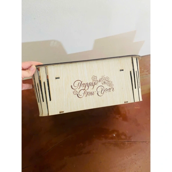 Sự cân bằng khó tìm giữa vẻ đẹp của khay gỗ khắc laser trong giỏ quà Tết và độ tươi lâu của trái cây