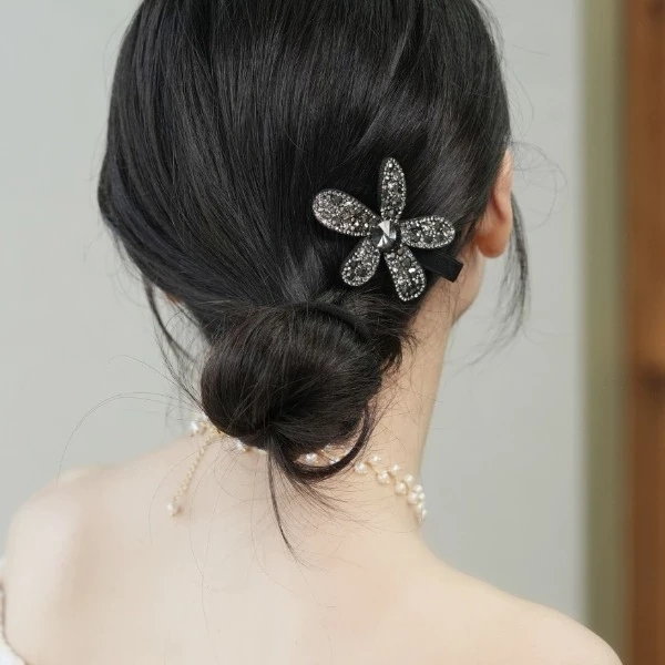 Sự hài hòa tạm thời của kẹp tóc hoa ngọc đính đá trên mái tóc, rồi bất ngờ khi phải tháo ra sau giờ làm.