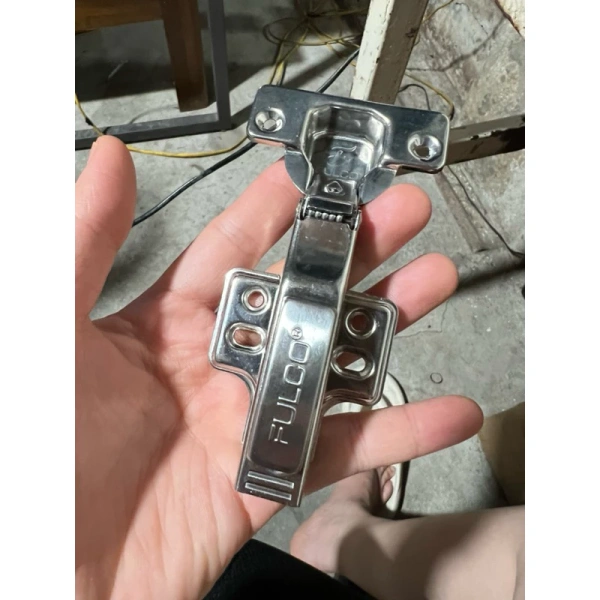 Sự khác biệt khi chọn bản lề giảm chấn inox cho cửa tủ: mở êm, không gỉ sau một năm sử dụng