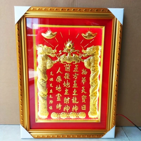 Sự lấp lánh của khung tranh thờ dát vàng thường ẩn sau một chi tiết nhỏ khiến việc bảo quản trở nên bất ngờ