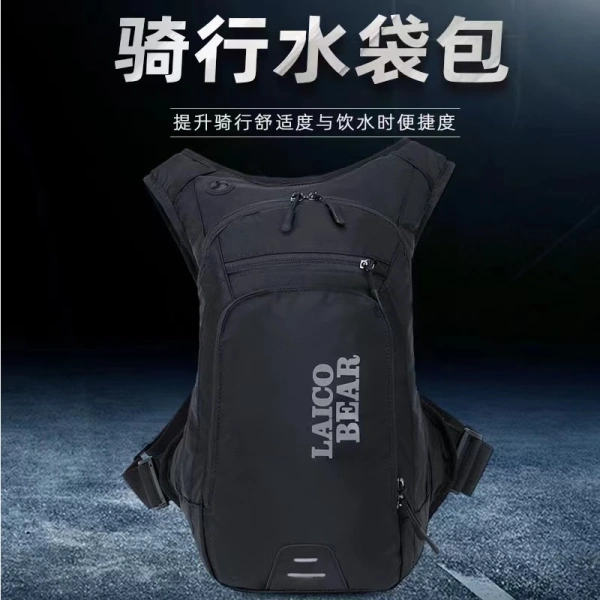 Sự thật về việc mang ba lô chống thấm trên xe đạp: sức chứa lớn có thực làm mất cân bằng khi đường dài và leo núi.