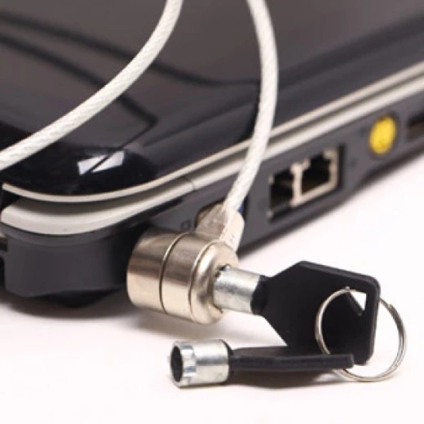 Sự yên tâm chỉ tới khi một sợi dây an toàn gắn chặt laptop vào bàn làm việc