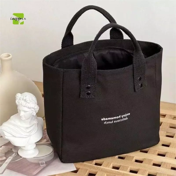 Sức chứa lớn của túi du lịch vải bạt thường khiến người dùng vô tình mang quá tải