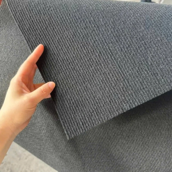 Thảm sàn xám chỉ bền đẹp thực sự khi chịu tải liên tục trong các sự kiện văn phòng