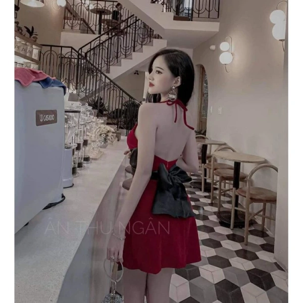 Thật ngạc nhiên khi độ thoải mái của váy hở lưng màu đỏ chỉ bật lên sau vài bước di chuyển trên sàn tiệc.