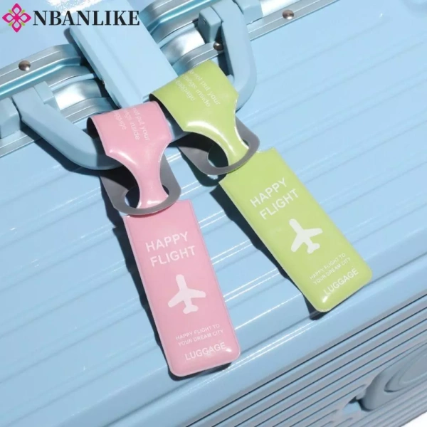Thẻ hành lý không gắn chặt khiến vali dễ rơi rớt, một chi tiết nhỏ mà nhiều người bỏ qua