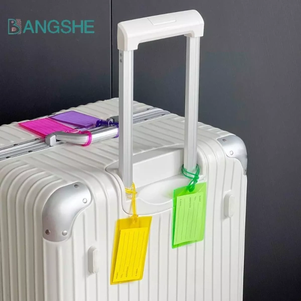 Thẻ hành lý PVC di động không chỉ bảo vệ địa chỉ, mà còn giảm rắc rối khi nhận hành lý tại các sân bay đông đồn