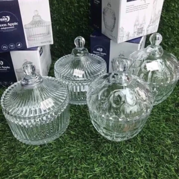 Thố mứt Tết thủy tinh mang vẻ sang trọng, nhưng miệng nắp trơn thường khiến mứt dễ rơi khi múc