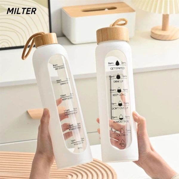 Thời gian được chia trên bình nước thủy tinh giúp nhận ra khoảng cách giữa ý định và thực tế uống nước