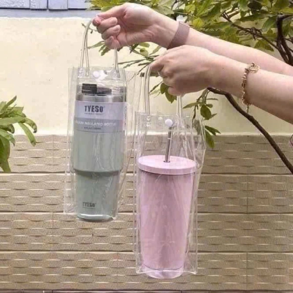 Thực tế khi gập lại túi đựng bình nước trong suốt: vừa gọn nhẹ, nhưng dễ bị trượt tay trong những chuyến đi dài