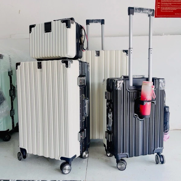 Thường nghĩ vali mini gọn không an toàn, nhưng khung khóa sập size 20/24 lại khiến mọi người phải sửa lại nhận định.