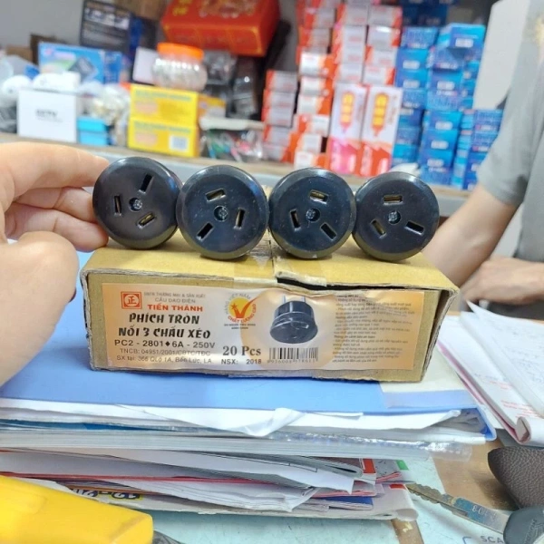 Tiện lợi khi chuyển đổi chấu cắm điện nhanh, nhưng đâu là rủi ro ẩn thường bỏ qua