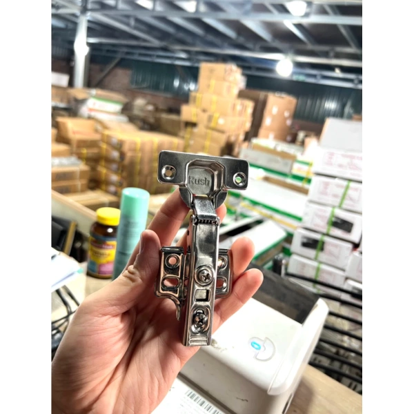 Tiếng kẽo cửa dứt khoát nhanh chóng biến thành tiếng nhịp êm dịu chỉ sau khi lắp bản lề giảm chấn.