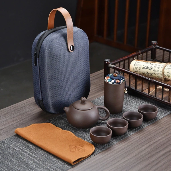 Trà dễ rơi và áo dễ ố khi dùng bộ trà di động trong dã ngoại mưa bất ngờ