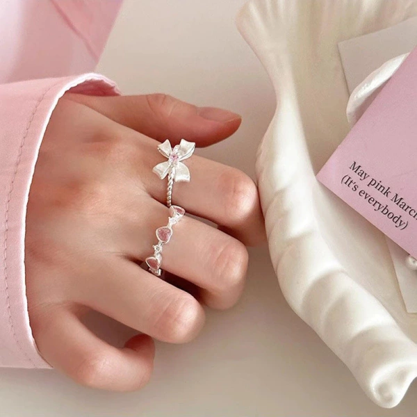 Trang sức ngón tay ánh sáng màu hồng mang vẻ sang trọng, nhưng lại ẩn chứa bất ngờ khi dùng thường ngày