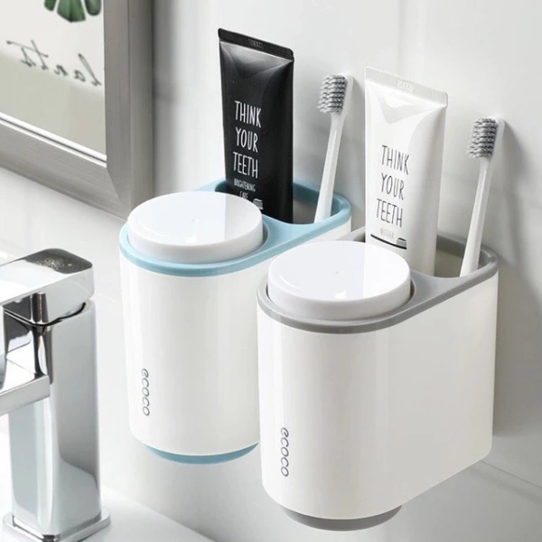 Trong không gian lavabo chật hẹp, kệ mini dán cường lực giúp giữ gọn 2 hũ kem đánh răng – chi tiết mà ít ai để ý