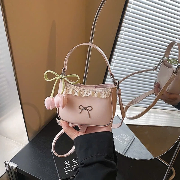 Túi mini đeo chéo nơ ren: Khi sự dễ thương cho mẹ và bé lại ẩn chứa bất ngờ về độ bền