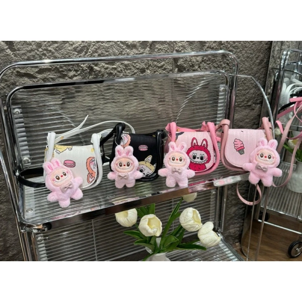 Túi mini đeo chéo xinh xắn: Khi kích thước siêu nhỏ vừa tiện vừa gợi ra câu hỏi về khả năng chứa đồ