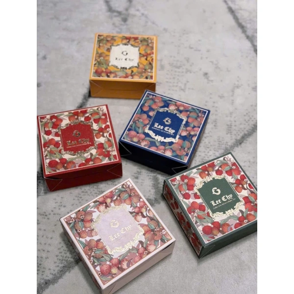 Vải sấy trong hộp giấy giúp bảo quản thực phẩm lâu, nhưng độ ẩm không đồng nhất thường khiến mùi thơm bị biến đổi.