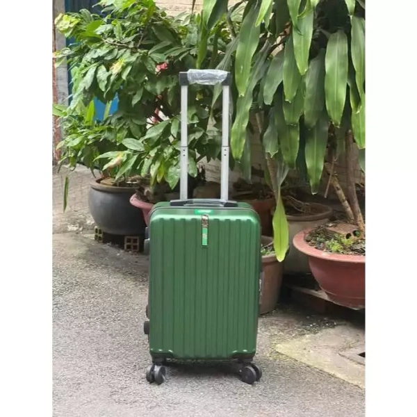 Vali du lịch cabin: Khi người mua chỉ xét kích thước mà bỏ qua độ bền nhựa ABS và tính năng khóa số, bất ngờ sẽ tới.