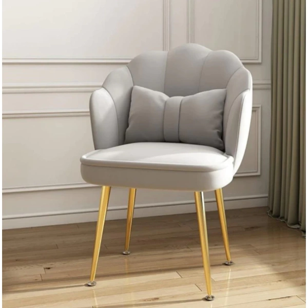 Vẻ sang trọng của ghế bàn trang điểm nhập khẩu thường ẩn sau một chi tiết nhỏ khiến việc sử dụng khó khăn