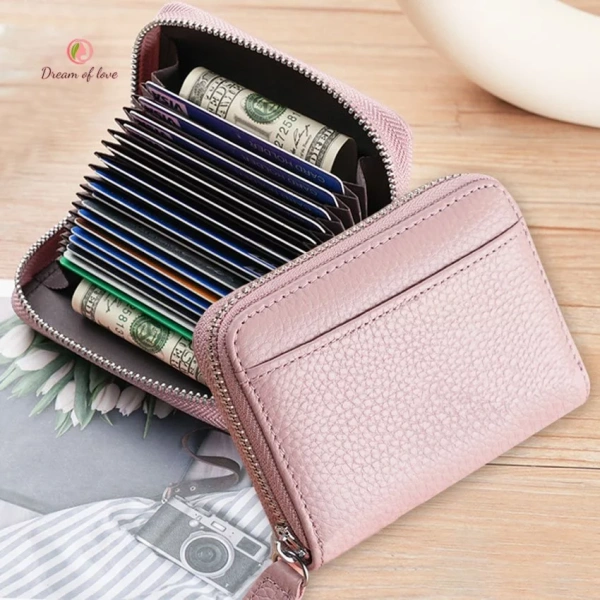 Việc chọn một ví đựng thẻ gọn nhẹ nhiều ngăn thường dẫn đến những bất ngờ khi sắp xếp tiền và thẻ trong túi áo