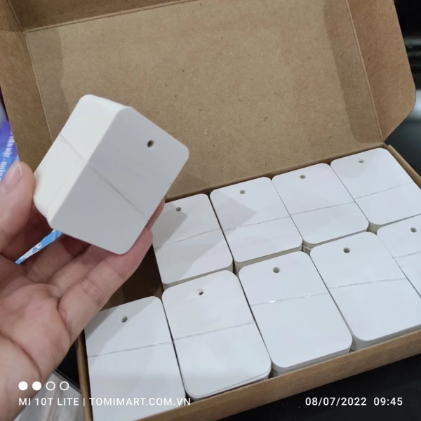 Việc in thương hiệu lên nhãn mini trắng trơn thực sự tiết kiệm chi phí hay chỉ dời công đoạn kiểm soát?