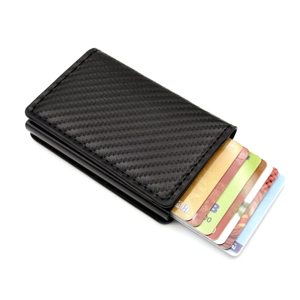 Việc ví nam có ngăn RFID tự bật và hộp đựng thẻ kim loại khiến việc sắp xếp thẻ hàng ngày trở nên bất ngờ khó khăn