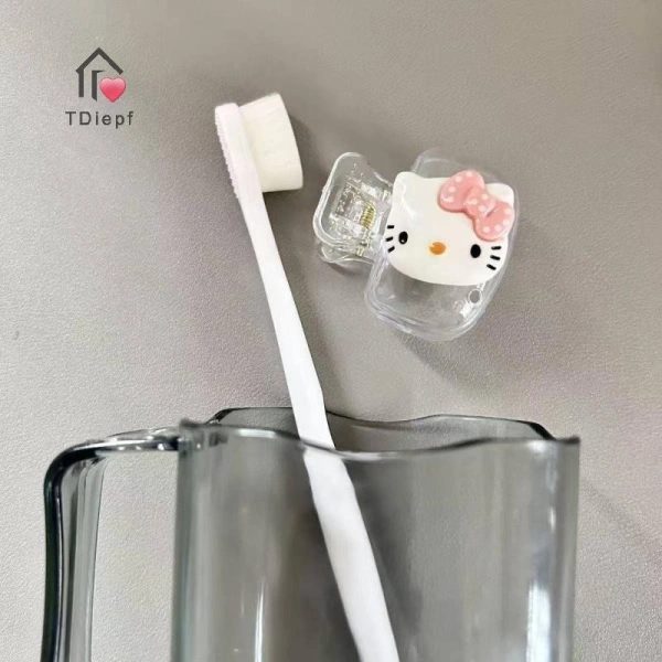 Vỏ bảo vệ bàn chải đánh răng du lịch kẹp nhựa: tiện lợi nhưng dễ rơi mất trong balo khi di chuyển.