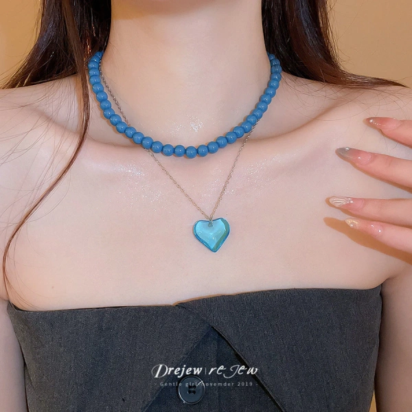 Vòng cổ đôi lớp sang trọng tạo điểm nhấn nhưng cảm giác nặng trên cổ khiến nhiều người phải cân nhắc lại