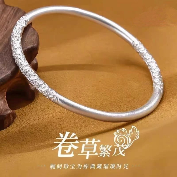 Vòng tay bạc handmade hút mắt nhưng khi mặc lâu ngày người dùng thường ngạc nhiên vì độ bền và cảm giác không ngờ.