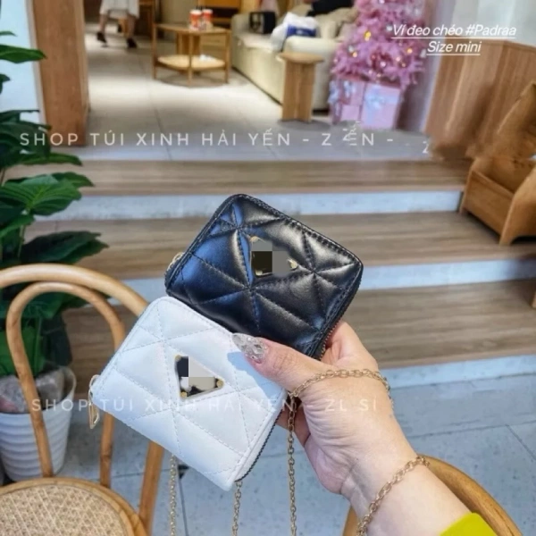 Tiện ích bất ngờ của túi đeo chéo mini lót đỏ khi cần một chiếc ví tạm thời - Ảnh 1 Tiện ích bất ngờ của túi đeo chéo mini lót đỏ khi cần một chiếc ví tạm thời - Ảnh 1