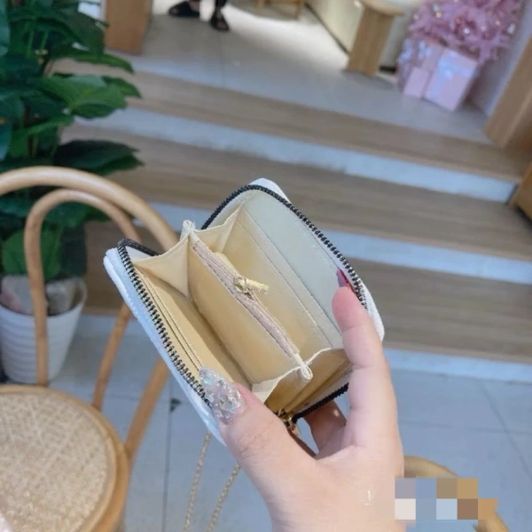 Dựa vào bảng trên, chúng ta có thể nhận thấy rằng túi đeo chéo mini không chỉ thỏa mãn nhu cầu cơ bản mà còn tạo nên điểm nhấn thời trang, làm tăng giá trị sử dụng trong các dịp xã hội. (Ảnh 5) Dựa vào bảng trên, chúng ta có thể nhận thấy rằng túi đeo chéo mini không chỉ thỏa mãn nhu cầu cơ bản mà còn tạo nên điểm nhấn thời trang, làm tăng giá trị sử dụng trong các dịp xã hội. (Ảnh 5)