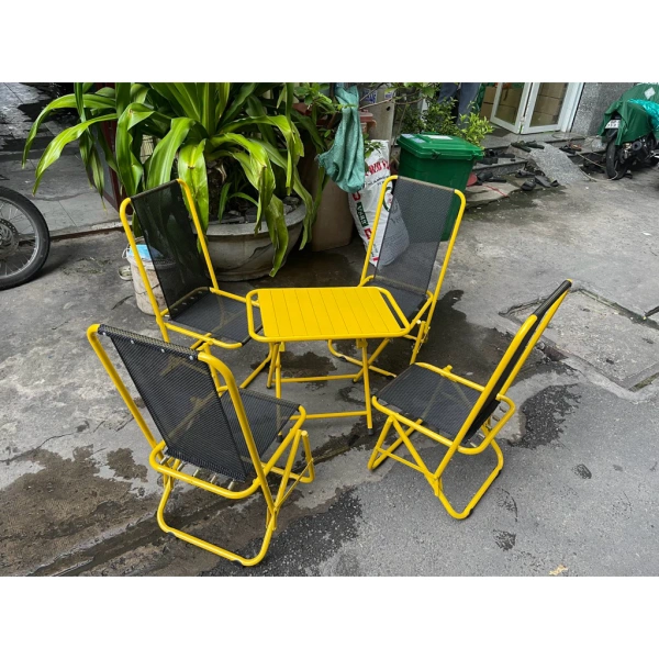 Khi thiết kế khu vực ngồi, tỷ lệ giữa kích thước ghế (cao từ mặt đất lên đít ngồi 33 cm, cao lưng 84 cm, rộng 41 cm) và bàn (40 cm × 60 cm) cần được cân nhắc sao cho mỗi người có đủ không gian để di chuyển và đặt đồ vật cá nhân. (Ảnh 2)